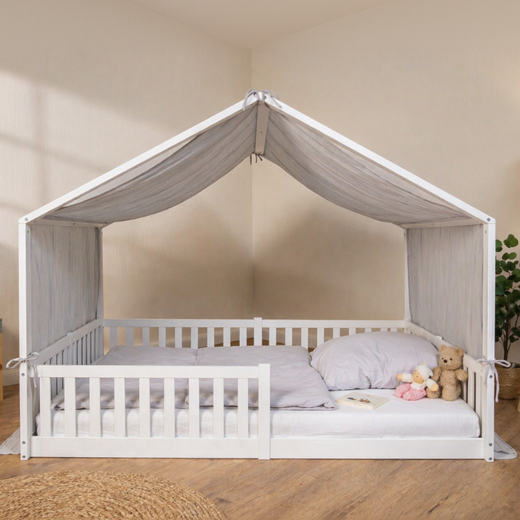 tiSsi Baldachin aus Musselin in Grau auf weißem Hausbett 140x200 cm im Kinderzimmer