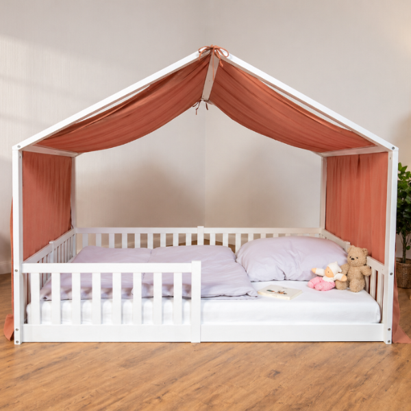 tiSsi Baldachin aus Musselin in Mokka auf weißem Hausbett 140x200 cm im Kinderzimmer