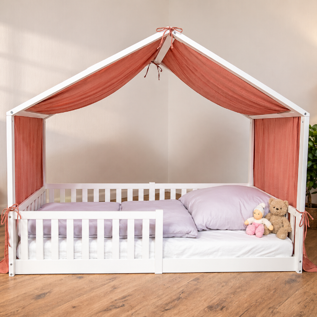 tiSsi Baldachin aus Musselin in Mokka auf weißem Hausbett 90x200 cm im Kinderzimmer