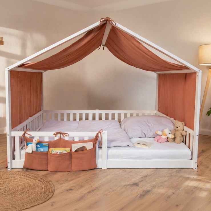 tiSsi Musselin Organizer in Mokka am weißen Hausbett mit Büchern im gemütlichen Kinderzimmer