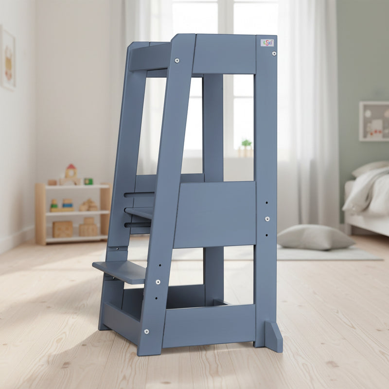 Blauer tiSsi Lernturm Felix als mitwachsender Kinder-Lernturm für Küche, Bad und Alltag vor weißem Hintergrund